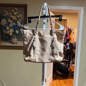 B. Makowsky Elegant pale pink leather Tote Bag